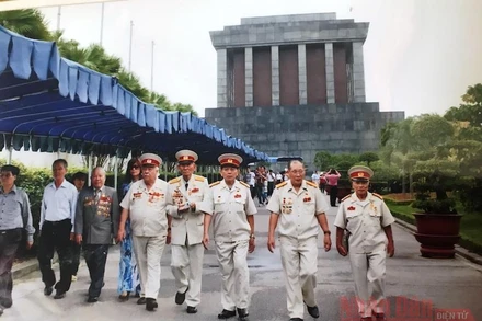 Anh hùng Lực lượng vũ trang nhân dân Việt Nam Kostas Sarantidis Nguyễn Văn Lập (thứ 5, từ phải) cùng đồng đội viếng lăng Bác Hồ. 