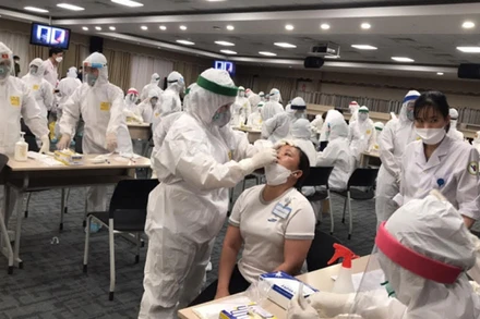 Ban Quản lý KCX-KCN TP Hồ Chí Minh phối hợp Trung tâm y tế lấy mẫu xét nghiệm sàng lọc Covid-19 ngẫu nhiên tại một công ty ở KCX Tân Thuận (quận 7, TP Hồ Chí Minh).