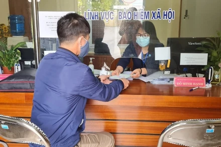 Người lao động nộp hồ sơ giải quyết chế độ tại cơ quan BHXH. (Ảnh: Trung Tâm)