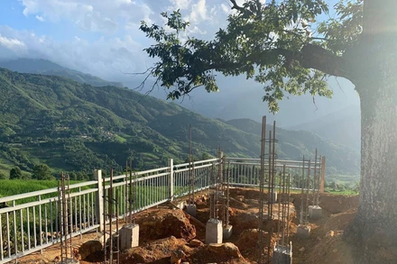 Hàng rào và cọc quanh hai cây thiêng, dự tính trong hạng mục Chòi ngắm cảnh ở Choản Thèn. (Ảnh: Ly Xá Xuy)