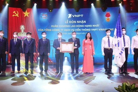 Phó Chủ tịch nước Võ Thị Ánh Xuân trao Huân chương Lao động hạng nhất tặng Tổng công ty Dịch vụ Viễn thông VNPT VinaPhone.