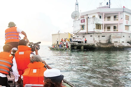 Phóng viên báo chí tác nghiệp tại quần đảo Trường Sa. Ảnh: TRẦN GIANG