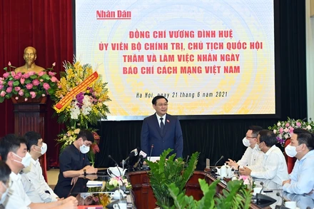 Chủ tịch Quốc hội Vương Đình Huệ thăm, chúc mừng Báo Nhân Dân nhân kỷ niệm 96 năm Ngày Báo chí Cách mạng Việt Nam. (Ảnh: Duy Linh)