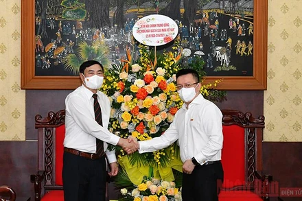 Đồng chí Trần Quốc Cường, Phó Trưởng Ban Nội chính Trung ương và đồng chí Lê Quốc Minh, Tổng Biên tập Báo Nhân Dân. (Ảnh: THỦY NGUYÊN)