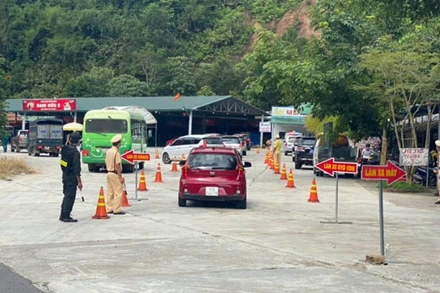 Lực lượng chức năng hướng dẫn phương tiện khai báo y tế tại chốt phòng, chống dịch trên quốc lộ 20, địa bàn huyện Đạ Huoai, tỉnh Lâm Đồng.