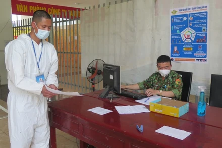 Lực lượng biên phòng cửa khẩu quốc tế Hữu Nghị kiểm tra giấy tờ khi vào khu cách ly ở khu vực cửa khẩu.