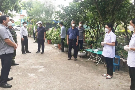  Tổ giám sát cách ly, Bộ phận thường trực đặc biệt Bộ Y tế và lãnh đạo tỉnh Bắc Giang kiểm tra việc điều chỉnh cách ly với trẻ em dưới 15 tuổi.