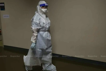 Một nhân viên y tế làm việc tại bệnh viện dã chiến ở sân vận động Bangkok Arena. (Ảnh Bưu điện Bangkok)