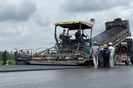 Các đơn vị nhà thầu thi công cao tốc Trung Lương - Mỹ Thuận, phấn đấu thông xe trong tháng 11-2021.