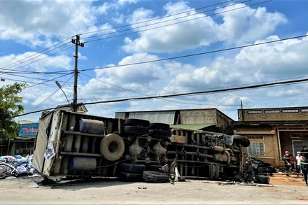 Sau khi gây tai nạn chiếc xe tải bị lật nghiêng.