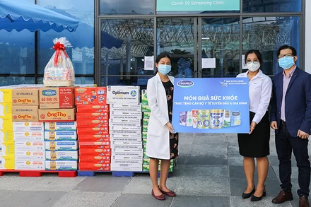 Đại diện Vinamilk gửi tặng món quà sức khỏe đến các bệnh viện tuyến đầu.