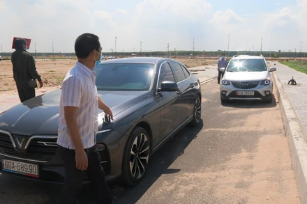 Người dân nhận đất đợt đầu tiên ở Khu tái định cư Lộc An – Bình Sơn phản ánh đường hẹp.