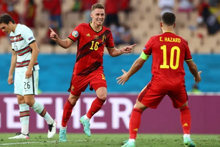 Thorgan Hazard ăn mừng bàn thắng vào lưới Bồ Đào Nha với anh trai Eden Hazard, giúp tuyển Bỉ bước vào tứ kết Euro 2020. (Ảnh: Getty Images)