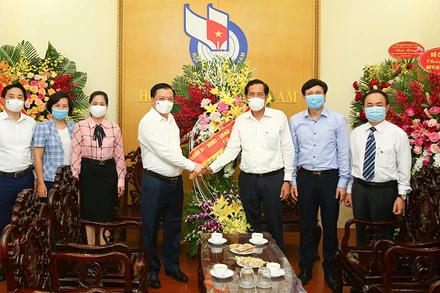 Bí thư Thành ủy Hà Nội Đinh Tiến Dũng chúc mừng Hội Nhà báo Việt Nam nhân kỷ niệm 96 năm Ngày Báo chí cách mạng Việt Nam. Ảnh: Sơn Hải/Congluan.vn