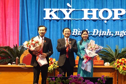Ông Hồ Quốc Dũng, Ủy viên Ban Chấp hành Trung ương Đảng, Bí thư Tỉnh ủy, Chủ tịch Hội đồng nhân dân tỉnh (đứng giữa) tặng hoa chúc mừng hai Phó Chủ tịch Hội đồng nhân dân tỉnh Bình Định khóa XIII, nhiệm kỳ 2021 – 2026.