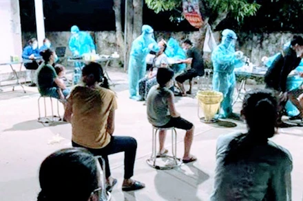 Lấy mẫu xét nghiệm cho người dân tại các xã của huyện Vĩnh Bảo.