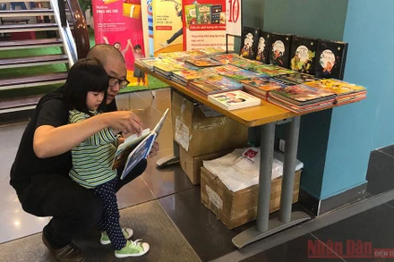 Tạo cho trẻ thói quen đọc sách từ thủa ấu thơ.