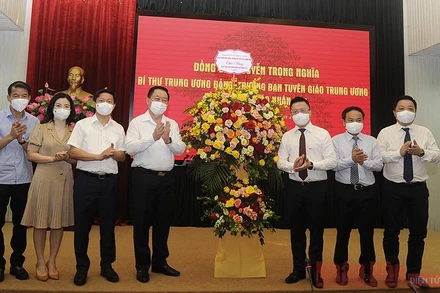 Đồng chí Nguyễn Trọng Nghĩa cùng đoàn Ban Tuyên giáo Trung ương tặng hoa chúc mừng Báo Nhân Dân nhân kỷ niệm 96 năm Ngày báo chí cách mạng Việt Nam.