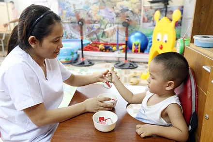 Dạy kỹ năng sống cho trẻ em tại Trung tâm Phục hồi chức năng người khuyết tật Thụy An, Hà Nội (Ảnh minh họa: Fanpage Trung tâm).