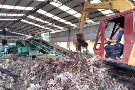 Mô hình xử lý rác thải bằng công nghệ vi sinh không gây ô nhiễm môi trường. Ảnh: TTXVN.