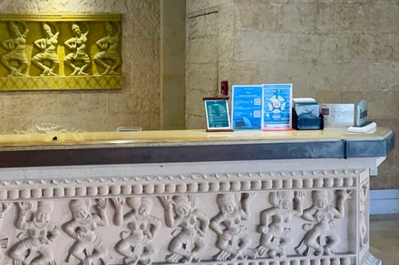 Bảng hướng dẫn du khách cài đặt và sử dụng ứng dụng Du lịch Việt Nam an toàn luôn được đặt tại quầy lễ tân của Furama Resort Đà Nẵng (Ảnh: Khách sạn cung cấp)