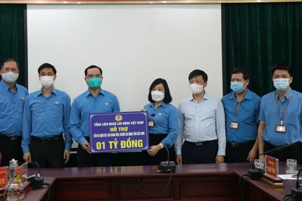 Chủ tịch Tổng Liên đoàn Nguyễn Đình Khang trao quà hỗ trợ đoàn viên, người lao động tỉnh Bắc Ninh bị ảnh hưởng của dịch Covid-19.