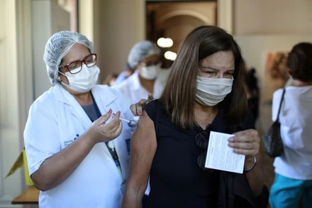 Tiêm vaccine ngừa Covid-19 tại Brazil. (Ảnh: Reuters)