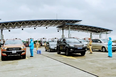 Kiểm soát phương tiện ra vào cửa ngõ thành phố Hải Phòng. (Ảnh minh họa)