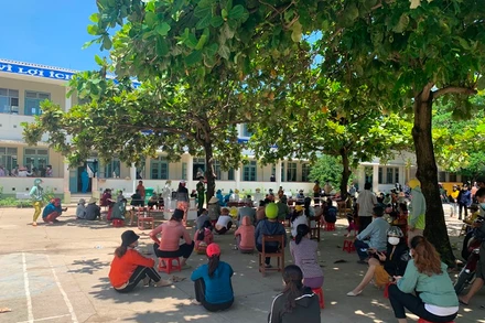 Tổ chức xét nghiệm Covid-19 trên diện rộng cho người dân trong vùng phong tỏa phường Phổ Thạnh, thị xã Đức Phổ.