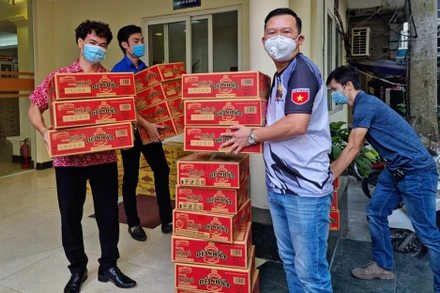 Mặc dù gặp nhiều khó khăn, nhưng các nghệ sĩ Nhà hát kịch Việt Nam vẫn quyên góp ủng hộ người dân vùng dịch Bắc Giang hồi đầu tháng 6. Ảnh: Nhà hát kịch Việt Nam.