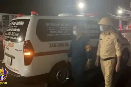 Lực lượng cảnh sát giao thông phát hiện xe cứu thương có biểu hiện nghi vấn, định "thông" chốt. (Ảnh: Cục Cảnh sát giao thông)