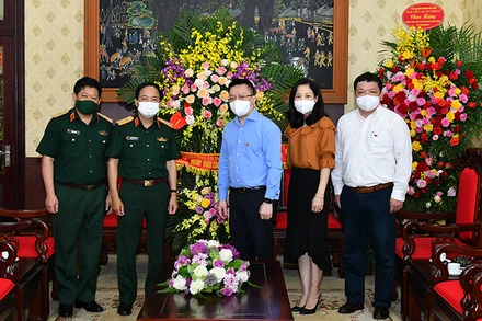 Trung tướng Trịnh Văn Quyết, Ủy viên Trung ương Đảng, Ủy viên Quân ủy Trung ương, Phó Chủ nhiệm Tổng cục Chính trị Quân đội nhân dân Việt Nam thăm, chúc mừng Báo Nhân Dân nhân ngày 21-6. Ảnh: THỦY NGUYÊN