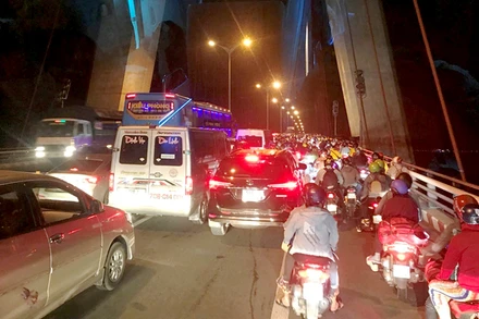 Một số đối tượng thanh thiếu niên đua xe trái phép trên cầu Cần Thơ dịp 30-4 vừa qua.