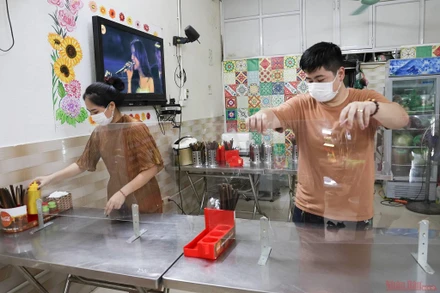  Sáng sớm 22-6, nhiều hàng ăn uống tại Hà Nội được mở cửa trở lại. Ảnh: NGỌC HÀ.