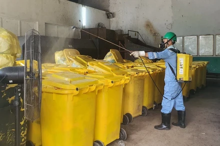 Công ty Môi trường đô thị Hà Nội thu gom, xử lý chất thải y tế. (Ảnh: Quỳnh Anh)