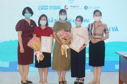 Ban Tổ chức trao giải thưởng tặng các tác giả tham gia cuộc thi.