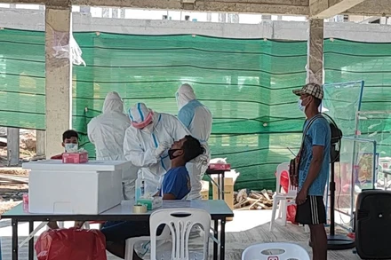 Nhân viên y tế đang tiến hành lấy mẫu xét nghiệm Covid-19 tại tỉnh Chon Buri. (Ảnh: Bưu điện Bangkok) 