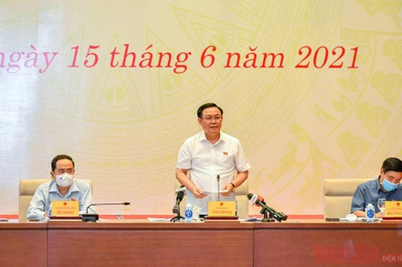 Chủ tịch Quốc hội Vương Đình Huệ phát biểu ý kiến tại buổi làm việc. 