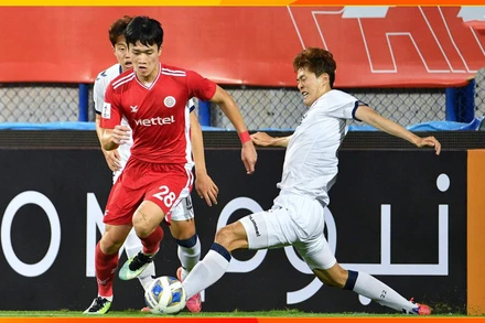 Hoàng Đức (số 28) trong pha tranh chấp bóng với các cầu thủ Hàn Quốc. (Ảnh: AFC)