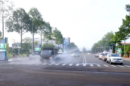 Bình Phước phun khử khuẩn các địa điểm tập trung đông người phòng, chống Covid-19.