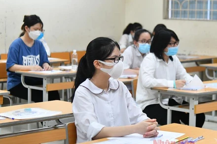 Thí sinh tham dự kỳ thi vào lớp 10 của Thành phố Hà Nội sáng 12-6. Ảnh: THUỶ NGUYÊN