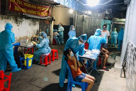 TP Hồ Chí Minh tiến hành rà soát chung quanh khu vực lây nhiễm. (Ảnh: HCDC)