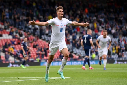 Patrik Schick lập siêu phẩm từ giữa sân nhân đôi cách biệt cho đội tuyển Cộng hòa Séc. (Ảnh: UEFA)