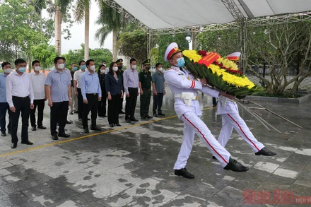 Phó Chủ tịch nước cùng lãnh đạo tỉnh Hà Giang viếng Nghĩa trang liệt sĩ quốc gia Vị Xuyên.