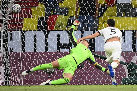 Trung vệ Đức Mats Hummels (phải) trong nỗ lực phá bóng từ đường tạt của cầu thủ Pháp đã vô tình đưa bóng vào lưới nhà.