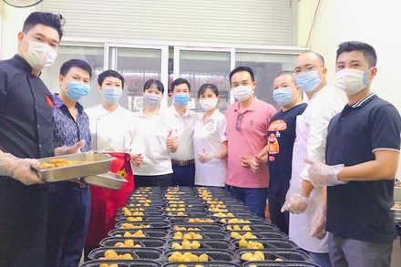 Những suất ăn cuối cùng đã sẵn sàng chuyển đi.