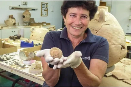 Nhà khảo cổ Alla Nagorsky nâng quả trứng gà 1.000 năm tuổi. (Ảnh: IAA)