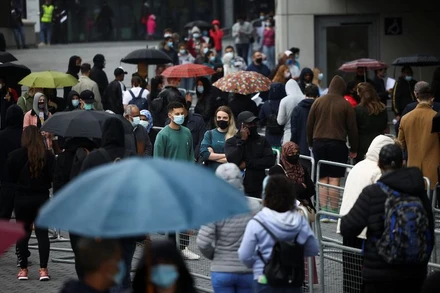 Người dân xếp hàng bên ngoài một trung tâm tiêm chủng lớn dành cho những người từ 18 tuổi trở lên, tại sân vận động Tottenham Hotspur, ở London, Anh, ngày 20-6-2021. (Ảnh: Reuters)