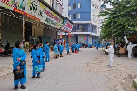 Cơ quan chức năng tiến hành di dời công nhân khỏi “điểm nóng” Núi Hiểu (xã Quang Châu) tới các khu cách ly tập trung.