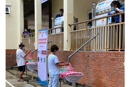 Người dân lấy gạo từ ATM gạo miễn phí đặt tại quận 7.